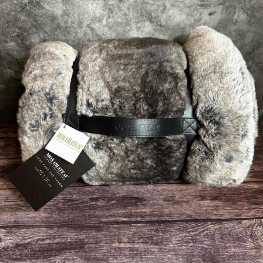 New Mon Chateau Luxury Collection Faux Fur
Blanket throw - 60" × 70"